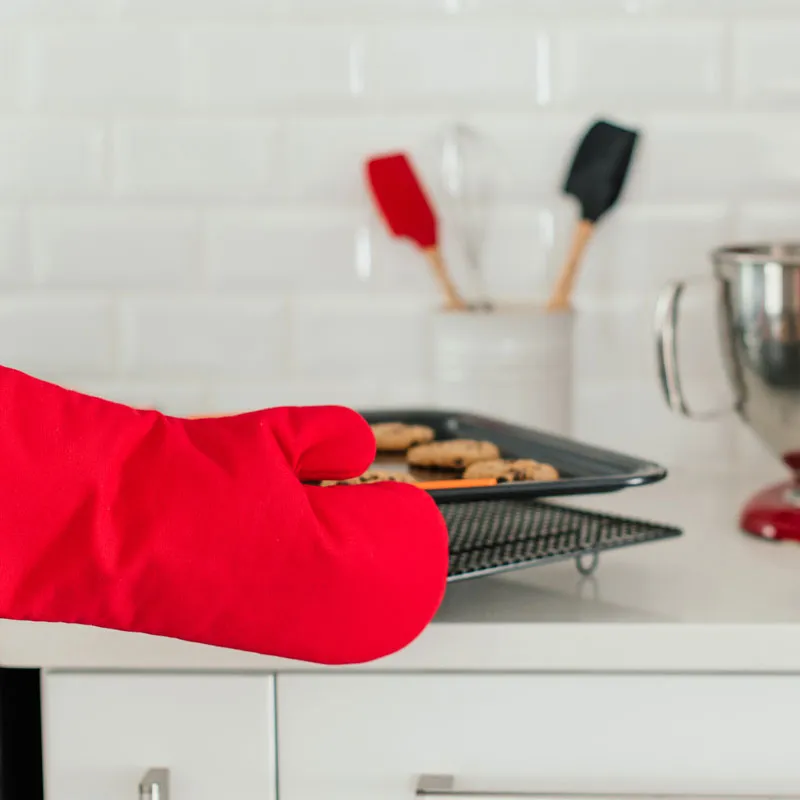 Le Creuset Oven Mitt Red