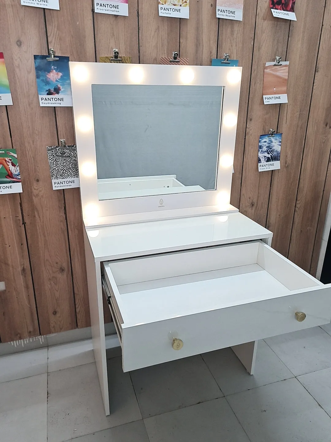 THE MAKEUP FREAK | MAKEUP VANITY WITH LED LIGHTS